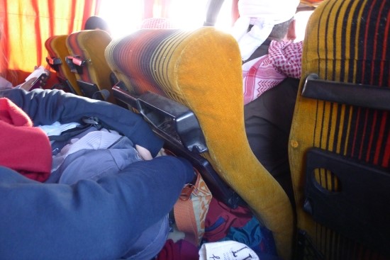 무릎이 아플 정도로 뒤로 당겨진 의자를 지탱하기 위해 우리가 가진 가방을 모두 끼워넣었다.