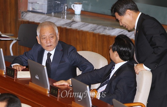  새누리당 공심위원장인 홍문종 사무총장이 7일 오전 국회 본회의에서 민주당 김한길 대표와 전병헌 원내대표에게 다가가 대화하고 있다.