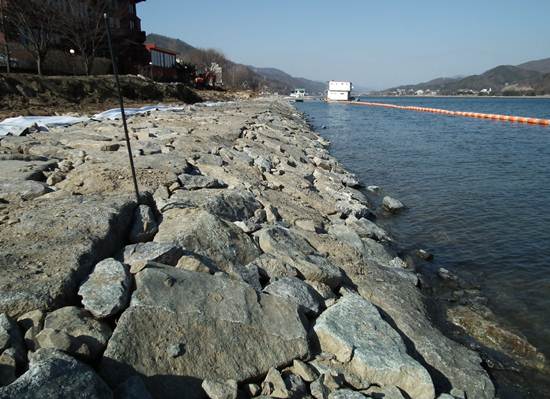 북한강 자전거도로는 서울과 수도권 시민의 생명수 오염을 부르는 재앙입니다. 사진에 보이는 것처럼 자전거도로를 만들기 위해 강변 습지들을 다 밀고 돌축대를 쌓았습니다. 강변 습지가 사라져 숨 쉴 수 없는 강이 썩는 건 당연한 일입니다.  