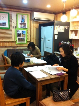 서울 중구 신당동에 위치한 나비훨훨 지역아동센터에서 한 학생이, 무상 영어교육 참가에 앞서 레벨 테스트를 받고 있다
