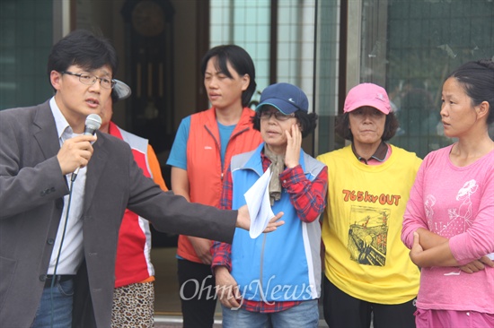  통합진보당 당원과 밀양 단장면 동화전마을 주민들이 7일 오전 마을회관 앞에서 기자회견을 열고 "통합진보당 당원들이 96번 철탑 주변 농성장에 구덩이를 파고 목줄을 걸었다"는 보도에 반박하며 "통합진보당 당원들은 움막을 짓는 줄 알고 30여분 가량 주민들을 도와 주었으며 목줄은 마을 주민들이 걸었다"고 밝혔다.