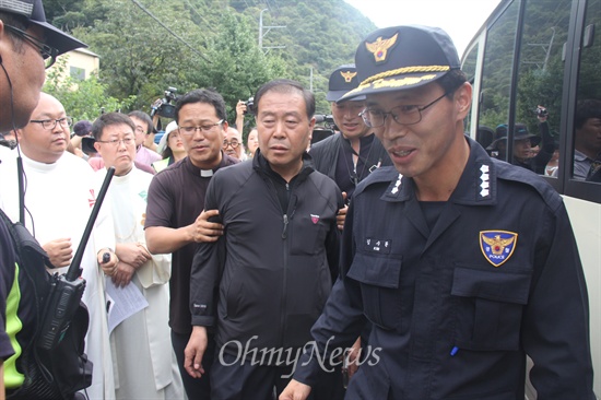  한국전력공사가 밀양 송전탑 공사를 재개한지 엿새째인 7일 오후 천주교 정의구현사제단은 밀양시 단장면 단장리 소재 '송전선로 공사장비 적치장' 앞에서 "밀양 765kV 송전탑 건설 반대 현장미사"를 올렸다. 미사를 올리기 전 김준한 신부가 김수환 밀양경찰서장한테 다가가며 이야기를 하자고 요구했다.