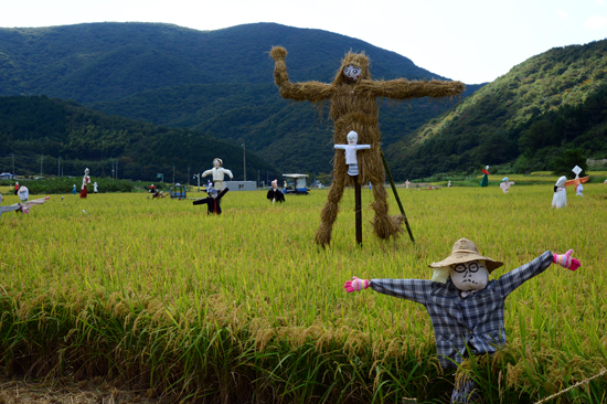 거제 삼거동 청사초롱 마을에서 '가을추억 만들기' 작은 축제가 열리고 있다.