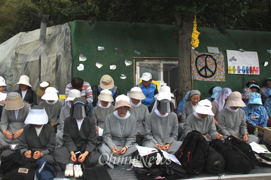  한국전력공사가 밀양 송전탑 공사를 재개한지 엿새째인 7일 오후 천주교 정의구현사제단은 밀양시 단장면 단장리 소재 '송전선로 공사장비 적치장' 쪽 움막 앞에서 "밀양 765kV 송전탑 건설 반대 현장미사"를 올렸다.