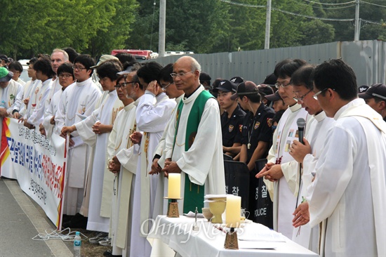  한국전력공사가 밀양 송전탑 공사를 재개한지 엿새째인 7일 오후 천주교 정의구현사제단은 밀양시 단장면 단장리 소재 '송전선로 공사장비 적치장' 쪽 움막 앞에서 "밀양 765kV 송전탑 건설 반대 현장미사"를 올렸다.