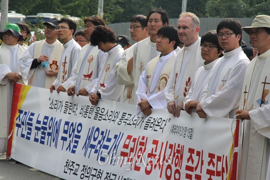  한국전력공사가 밀양 송전탑 공사를 재개한지 엿새째인 7일 오후 천주교 정의구현사제단은 밀양시 단장면 단장리 소재 '송전선로 공사장비 적치장' 쪽 움막 앞에서 "밀양 765kV 송전탑 건설 반대 현장미사"를 올렸다.