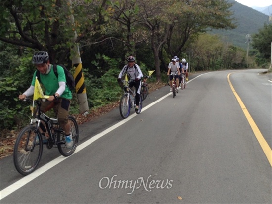 7일 '오마이리버' 팀이 맞은 최고의 위기. 경남 김해 무척산을 오르는 길입니다. 무척 큰 산은 아니어도, 자전거로 오르기에는 무척 힘든 산입니다. 