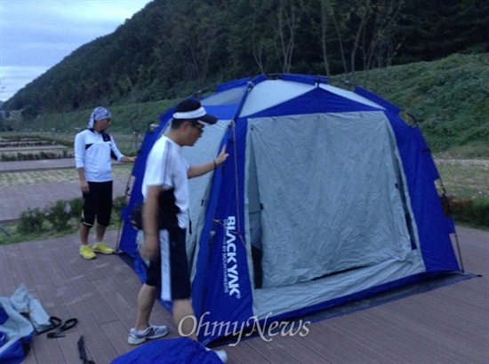 7일 목적지이자 숙영지인 낙동강 딴섬 생태누리 캠핑장에 도착했습니다. 텐트를 설치했는데요. 비가 예보돼 있어 무척 걱정입니다. 