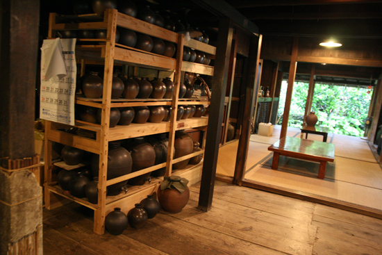 120년 전에 지어진 이 고택에서는 오키나와 전통술인 아와모리를 알리고 있다.
