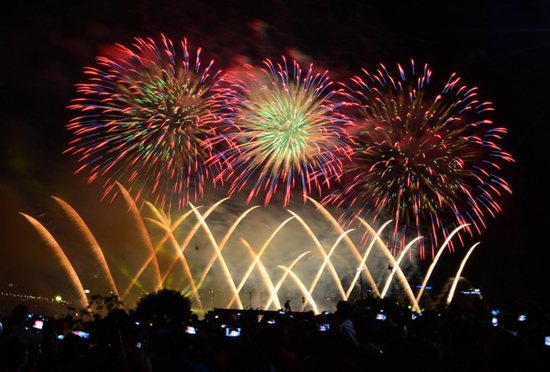 지난 5일 한강 여의도 공원에서 화려한 불꽃축제가 열렸다. 