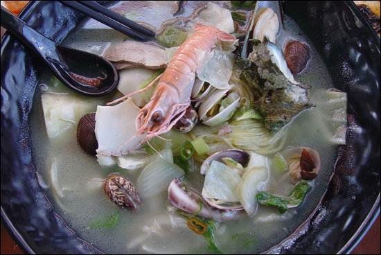 싱싱한 해산물이 가득 든 백짬뽕입니다. 국물 맛이 시원합니다.