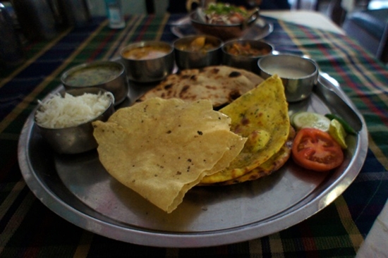 바라나시 식당의 인도음식
