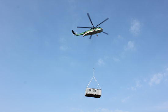 헬기로 공사자재를 운송하고 있다.