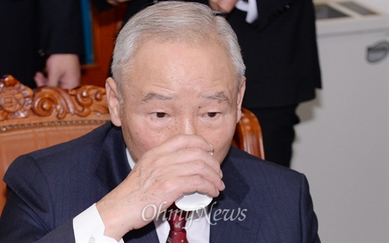 남재준 국정원장이 8일 오후 서울 여의도 국회에서 열린 정보위원회 전체회의에 앞서 위원장실에서 물을 마시고 있다.