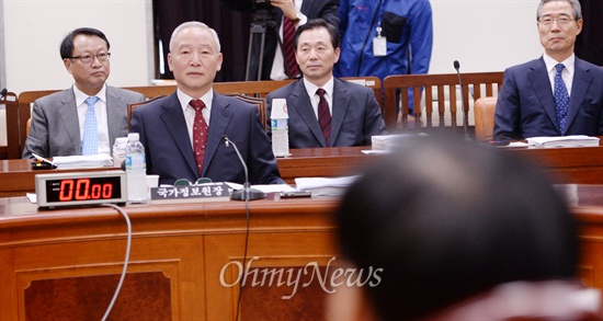 남재준 국정원장이 지난 10월 8일 오후 서울 여의도 국회에서 열린 정보위 전체회의에서 굳은 표정으로 질문을 듣고 있다.
