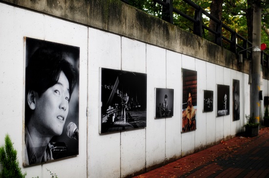 김광석의 사진들이 그리움을 더한다.