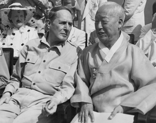 대한민국정부수립기념식장에 참석한 맥아더 장군 맥아더 장군과 이승만 대통령(1948. 8. 15.).
