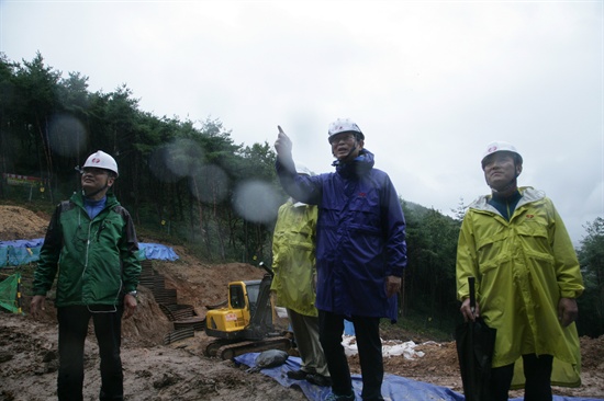 한국전력공사 조환익 사장은 8일 밀양 송전탑 공사 현장(126번 철탑)을 찾아 태풍에 대비한 공사 현장 안전관리 상태를 점검하고, 직원과 시공업체 직원들을 격려하였다. 