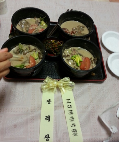 김순동씨가 만든 '도토리 애호박 토마토 임자탕'이라 이름 붙인 '순동표 수제비'가 장려상을 획득했다.