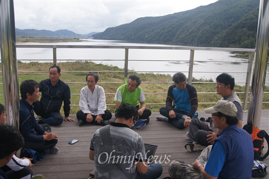 합천보 상류의 낙동강 강가에서 9일 오후 토크를 나누고 있는 오마이리버 참가자들.