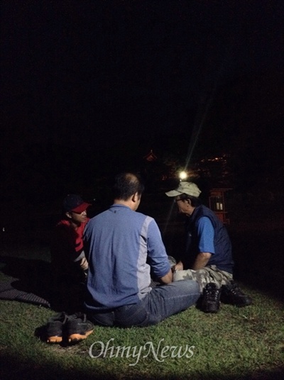 '오마이리버' 팀은 숙소를 마련해도 활동을 멈추지 않습니다. 정대희 시민기자가 도봉서원에 텐트를 차려놓고 배종혁 마창진환경운동연합 상임의장과 야간 인터뷰를 하고 있습니다.