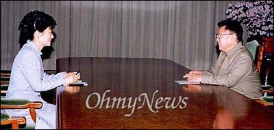 지난 2002년 5월 13일 오후 방북중이던 박근혜 당시 한국미래연합 대표가 평양 백화원초대소를 찾아온 김정일 국방위원장과 면담하고 있다.