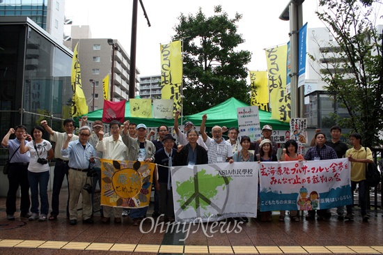규슈전력 앞에서 원전 재가동을 반대하는 아오야기씨를 응원하는 '탈핵 원전투어' 한일 참가자들.