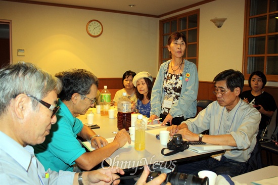 '탈핵 아시아평화 일본서부지역 원전투어‘ 한국과 일본 참가자들이 교류회를 열고 의견을 교환하고 있다. 