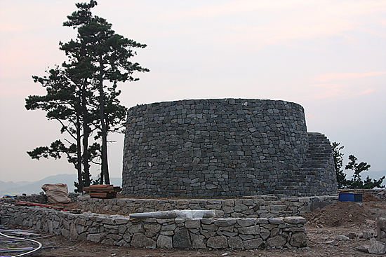 조선과 명나라 연합수군과 왜 수군의 동정을 살피고 전투현황을 알렸을 묘도 봉수대(246m). 접근성이 떨어져 현재 개보수 중이다. 
