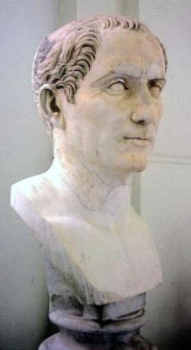카이사르는 그리 잘 생기지는 못했다. 머리 숯은 적었으며 이마에는 깊은 주름살이 파여져 있었다. 율리우스 카이사르 흉상, 나폴리 국립 고고학 박물관. (사진은 위키피디아에서 공개 사용허가된 것임.)