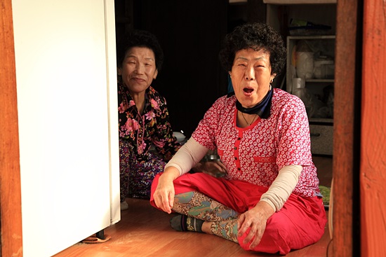 산장의 이정순 할머니와 김연수 할머니

