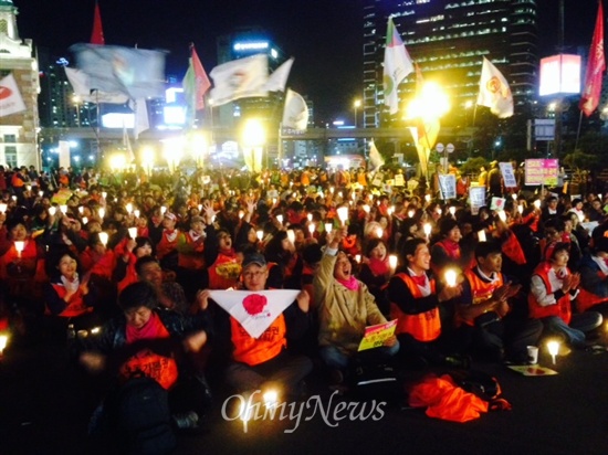 11일 오후 8시 서울역 앞 광장에서 '전교조 지키기 촛불문화제'가 열렸다. 이 날 행사에는 조합원과 학생, 학부모 등 400여 명이 참석했다.