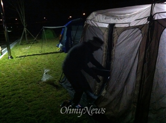 11일 묵을 곳은 경북 영주 낙단보 근처의 주차장입니다. 찬 날씨를 극복하기 위해 양영석 시민기자가 휴대용 가스버너를 들고 텐트 안으로 들어가고 있습니다.