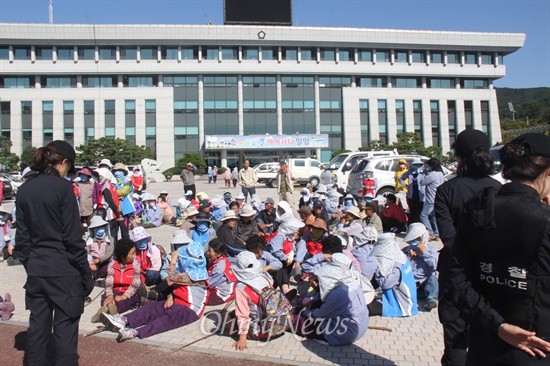  밀양사회봉사단체협의회가 12일 오전 밀양시청 앞에서 ‘외부 불순세력 척결 총궐기대회’를 열려고 하자 송전탑 경과지 주민 수십명이 밀양시청 마당에 모여 있다.