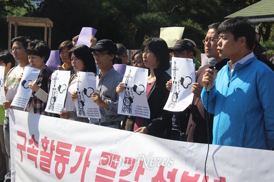  밀양 송전탑 반대 주민들을 지원하기 위해 나섰던 이상홍 경주환경연합 사무국장이 구속된 가운데, 전국 환경연합은 12일 오후 밀양경찰서 앞에서 기자회견을 열고 "공안당국은 환경단체 활동 탄압 중단하고 밀양 송전탑 공사 즉각 중단하라"고 촉구했다. 사진은 염혈철 사무총장이 발언하고 있는 모습.