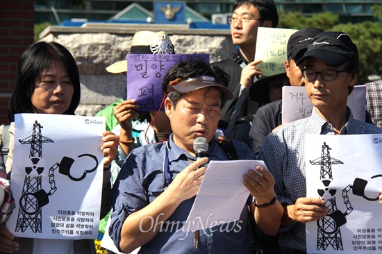  밀양 송전탑 반대 주민들을 지원하기 위해 나섰던 이상홍 경주환경연합 사무국장이 구속된 가운데, 전국 환경연합은 12일 오후 밀양경찰서 앞에서 기자회견을 열고 "공안당국은 환경단체 활동 탄압 중단하고 밀양 송전탑 공사 즉각 중단하라"고 촉구했다. 사진은 김장용 울산환경연합 의장이 성명서를 낭독하는 모습.