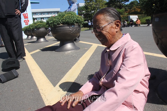밀양시 상동면 도곡마을에 사는 김말해(86) 할머니가 12일 오전 밀양시청 앞에 나와 송전탑 공사 반대를 호소하며 울고 있다.