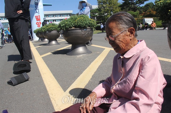밀양시 상동면 도곡마을에 사는 김말해(86) 할머니가 12일 오전 밀양시청 앞에 나와 송전탑 공사 반대를 호소하며 울고 있다.