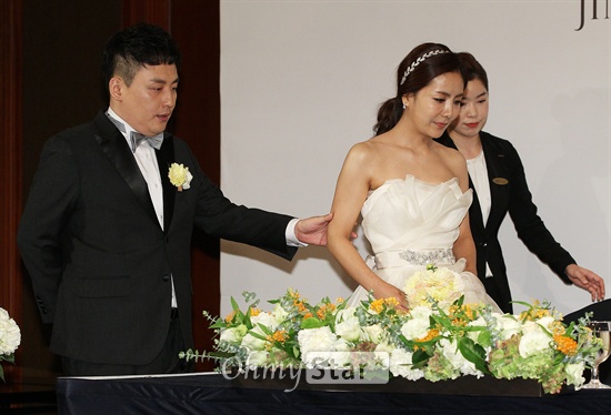  가수 현진영이 12일 오후 서울 소공동의 한 호텔에서 결혼식에 앞서 가진 기자회견에서 신부 오서운을 에스코트하고 있다. 