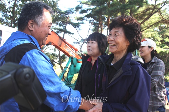  용산참사진상규명위원회 소속 전재숙, 유영숙씨 등이 12일 오후 밀양시 부북면 위양리 주민들이 송전탑 반대 투쟁을 벌이고 있는 농성 현장을 찾아 격려하고 있다.