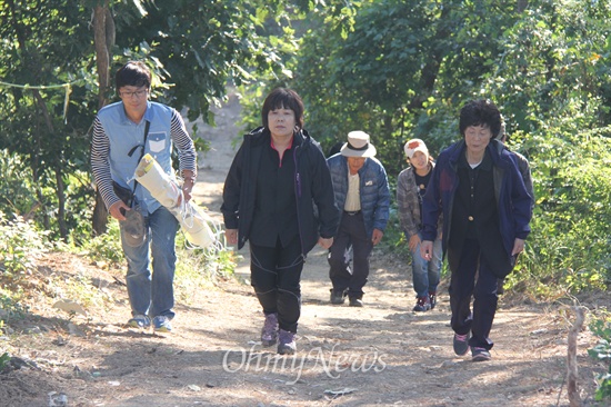  용산참사진상규명위원회 소속 전재숙, 유영숙씨 등이 12일 오후 밀양시 부북면 위양리 주민들이 송전탑 반대 투쟁을 벌이고 있는 농성 현장을 찾아 격려했다. 사진은 127번 철탑 현장에 있는 움막농성장에 오르는 모습.