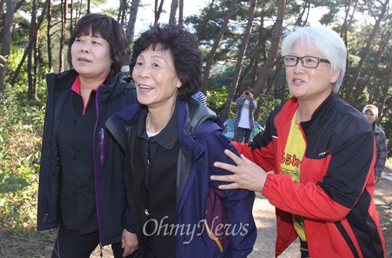  용산참사진상규명위원회 소속 전재숙, 유영숙씨 등이 12일 오후 밀양시 부북면 위양리 주민들이 송전탑 반대 투쟁을 벌이고 있는 농성 현장을 찾아 격려했다. 사진은 127번 철탑 현장에 있는 움막농성장에서 주민들과 인사를 나누는 모습.