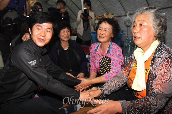  용산참사진상규명위원회 소속 전재숙, 유영숙씨 등이 12일 오후 밀양시 부북면 위양리 주민들이 송전탑 반대 투쟁을 벌이고 있는 농성 현장을 찾아 격려했다. 사진은 127번 철탑 현장에 있는 움막농성장에서 이충연씨 등이 주민인 한옥순(66), 곽정섭(67)씨와 이야기를 나누는 모습.