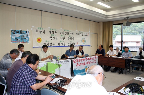  '탈핵 원전투어' 한국과 일본 참가자들이 겐카이 주민들과 교류회를 하고 있다.