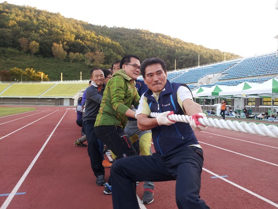 2013년 여수노동자 한마음 체육대회에서 전승욱 여수시지부장(첫번째)이 줄다리기 경기에 임하고 있다.