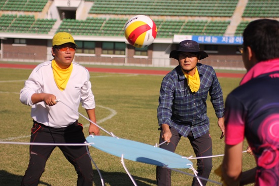 2013년 여수노동자 한마음 체육대회에서 협동 공 튀기기에서 우승을 차지한 오동도 팀 선수들이 경기에 열중하고 있다.

