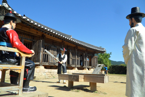 낙안읍성 민속마을. 마을에 있는 옥사와 형틀 체험장 모습이다.