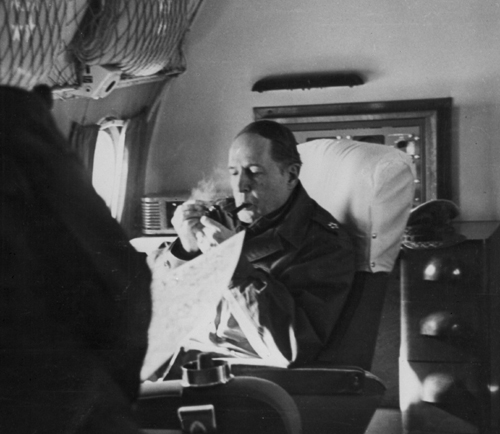 신의주 상공 비행기 안에서 파이프를 문 채 지도를 펴 보며 작전 구상을 하는 맥아더 장군( 1950. 11. 24.).