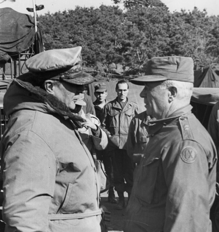 한국전 야전사령부에서  Coulter 장군과 작전 의견을 나누는 맥아더 장군(1950. 11. 24.).