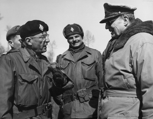 한국전에 참전한 프랑스 부대를 방문하여 부대장과 환담하는 맥아더 장군(원주, 1951. 2. 20.).